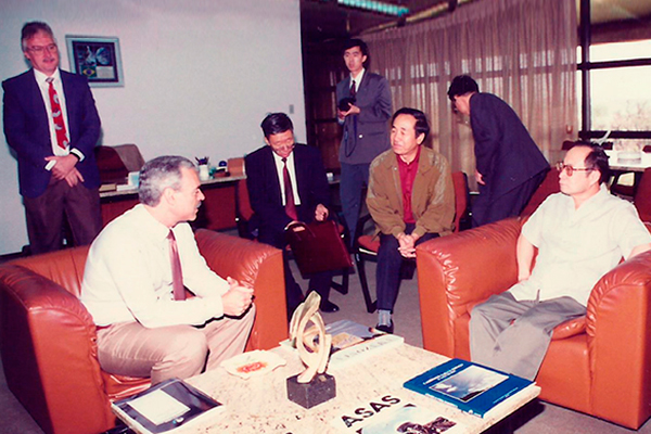 Marcio Barbosa and Liu Jiuan, Minister of Science and Technology of China at INPE, Brazil.