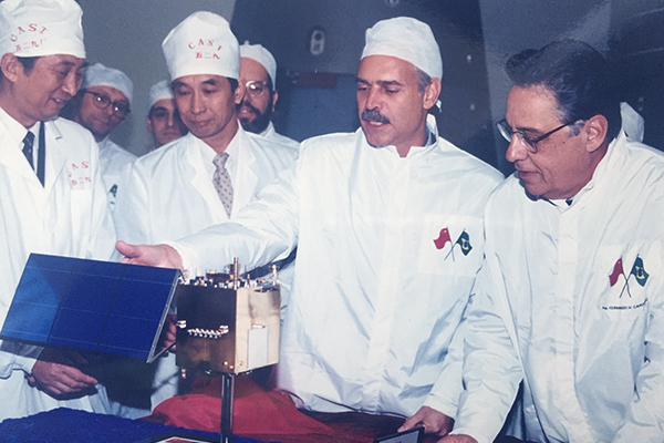 Marcio Barbosa and President Fernando Henrique Cardoso in China, CBERS Project.