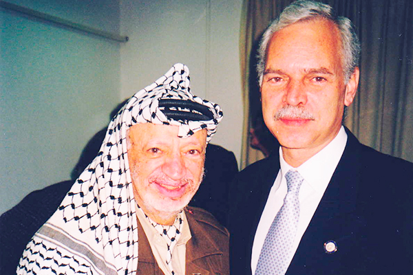 Marcio Barbosa and President of Palestine Yasser Arafat in Ramallah.